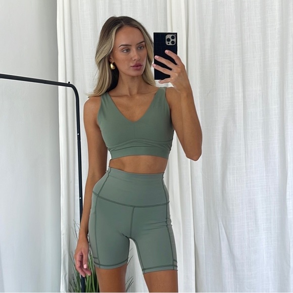 Fabletics green two piece workout fitness set bra and biker shorts yoga - Picture 5 of 6